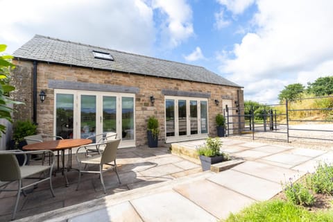 Property building, Patio, Garden, Balcony/Terrace