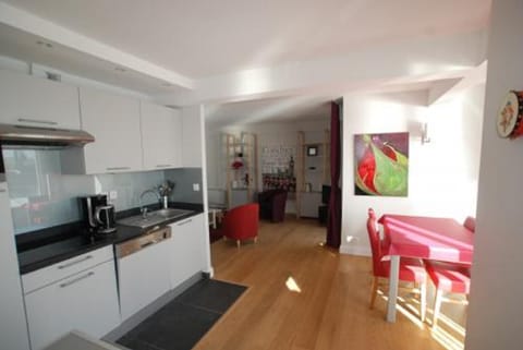 Kitchen or kitchenette, Dining area