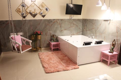 Hot Tub, TV and multimedia, Living room