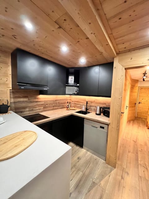 Coffee/tea facilities, Kitchen or kitchenette, Lounge or bar, oven, stove, toaster, kitchen