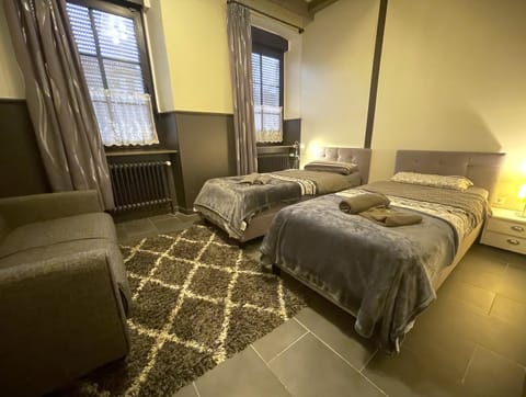 Bed, Bedroom, towels