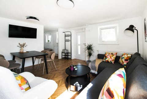 Communal lounge/ TV room, TV and multimedia, Living room, Seating area, Dining area