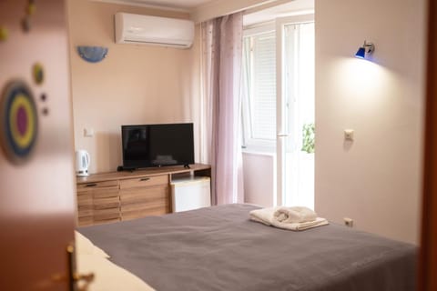 Bed, TV and multimedia, Bedroom, air conditioner