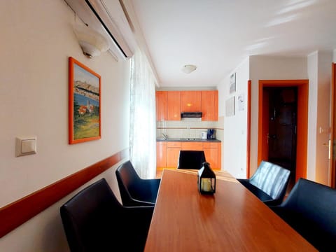 Kitchen or kitchenette, Seating area, Dining area, stove