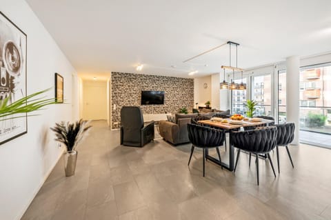 TV and multimedia, Living room, Seating area, Dining area