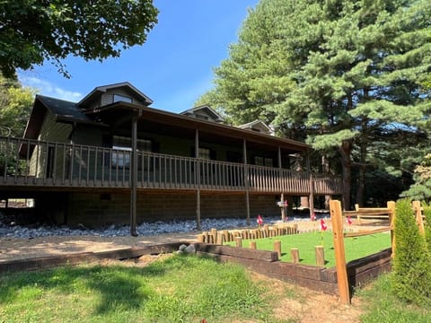 Little Mountain Cabin - 3-Bedroom Retreat with Hot Tub, Fire Pit, Games, and Serene Nature Views Cabin in Sevier County