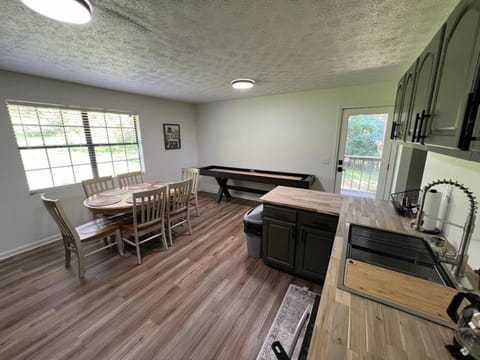 Little Mountain Cabin - 3-Bedroom Retreat with Hot Tub, Fire Pit, Games, and Serene Nature Views Cabin in Sevier County