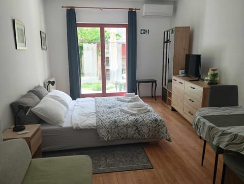 Bed, TV and multimedia, air conditioner