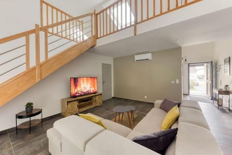 Communal lounge/ TV room, TV and multimedia, Living room, Seating area, air conditioner