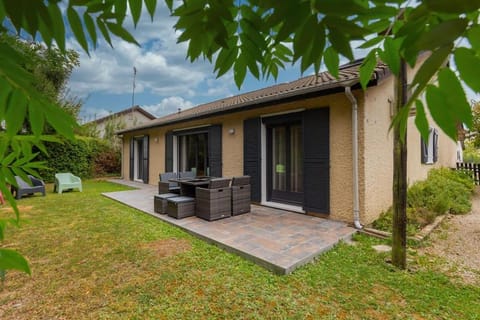 Property building, Day, Garden, Garden view