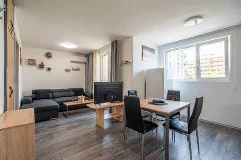 Communal lounge/ TV room, TV and multimedia, Living room, Seating area, Dining area, Evening entertainment