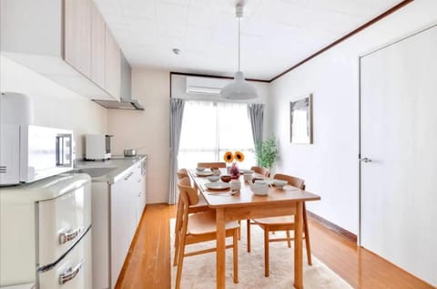 Kitchen or kitchenette, Seating area, Dining area, stove, toaster