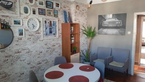 Seating area, Dining area