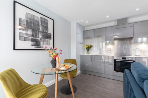 Elliot Oliver - Charming One Bedroom Apartment With Parking in The Docks Apartment in Gloucester