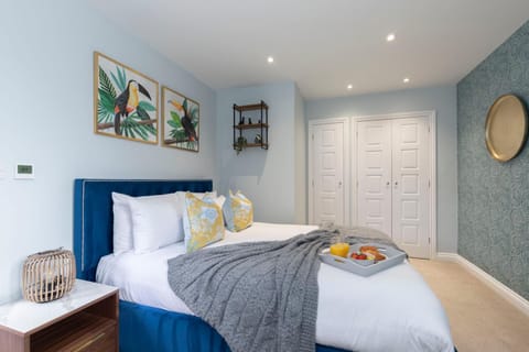 Elliot Oliver - Charming One Bedroom Apartment With Parking in The Docks Apartment in Gloucester