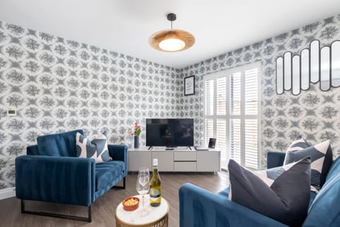 Elliot Oliver - Charming One Bedroom Apartment With Parking in The Docks Apartment in Gloucester