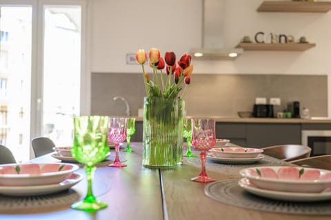 Kitchen or kitchenette, Dining area