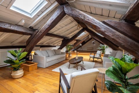 Dimora De' Poeti - 250 Square Meters Attic with Jacuzzi Apartment in Bologna