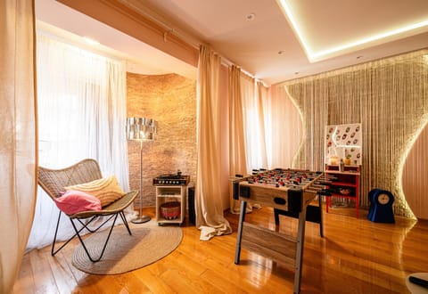 Living room, Seating area, air conditioner