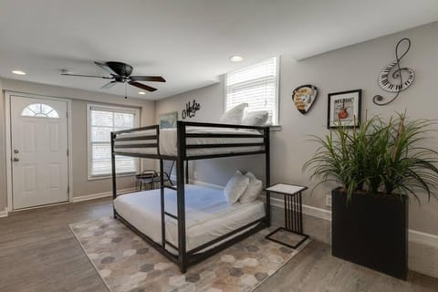 Fire Pit-Great Neighborhood-15 Min to Broadway House in Hermitage