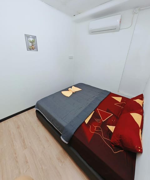 Bed, Photo of the whole room, air conditioner