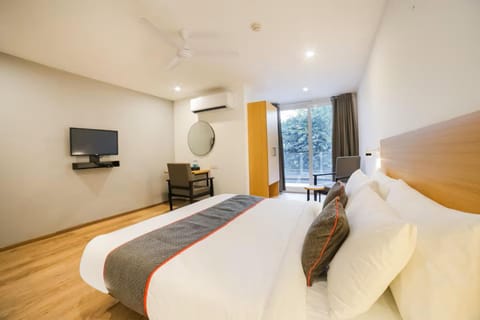 Bed, TV and multimedia, Bedroom