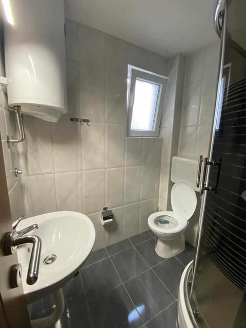 Shower, Toilet, Bathroom, towels