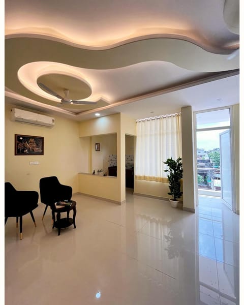 Photo of the whole room, Seating area