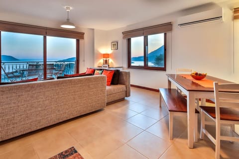 Balcony/Terrace, Living room, Decorative detail, Dining area, Sea view