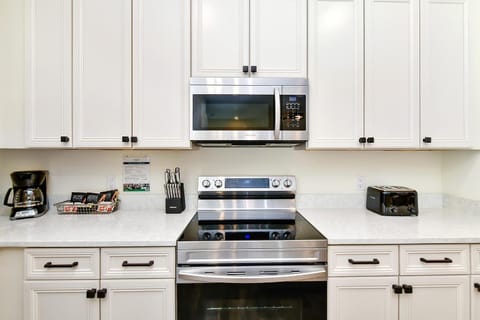 Coffee/tea facilities, Kitchen or kitchenette, dishwasher, microwave, stove, toaster