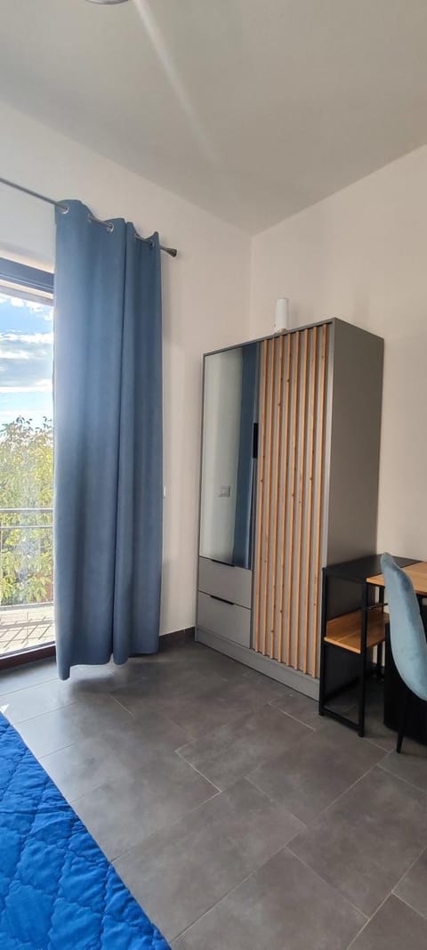 Photo of the whole room, Bedroom, wardrobe
