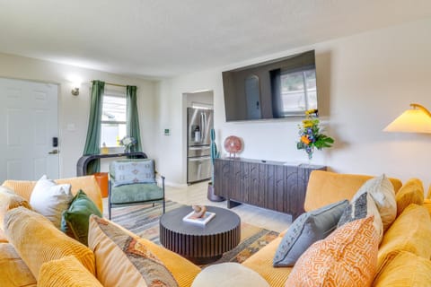 Central Albuquerque Getaway with Hot Tub and Grill! House in Albuquerque