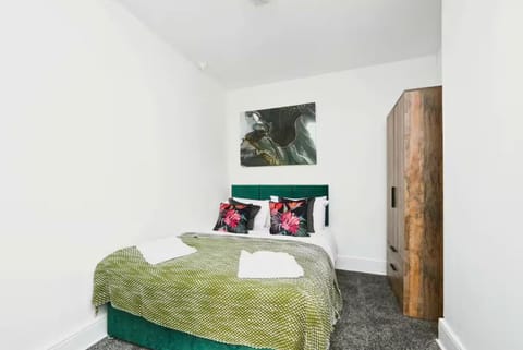 Property building, Bed, Bedroom, wardrobe