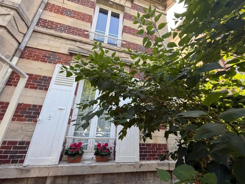 Quiet street view, sunbed