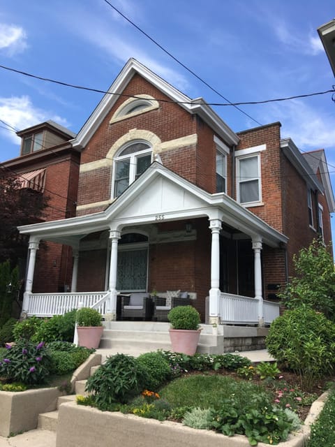 Historic Upstairs Apartment Apartment in Bellevue