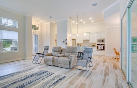 12 Mi to Crystal River! Home with Furnished Lanai House in Lecanto