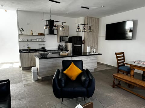 Communal lounge/ TV room, TV and multimedia, Kitchen or kitchenette, Dining area, oven, stove