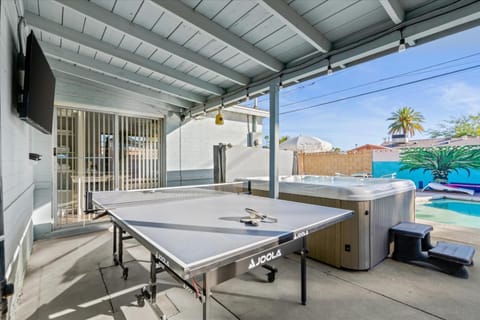 Girls Getaway Haven Outdoor Bar w Pool & Hot Tub House in Tempe