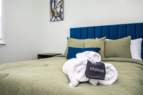 Bed, Bedroom, towels