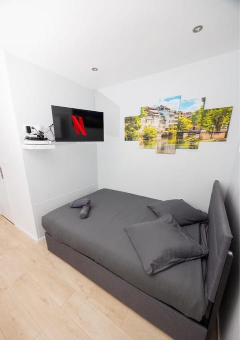 Photo of the whole room, Bedroom