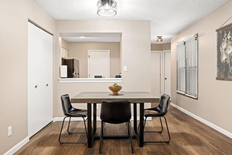 Whispering Willow Retreat 2BD 2BA Nature Oasis House in Peoria