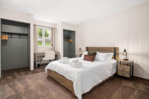 Whispering Willow Retreat 2BD 2BA Nature Oasis House in Peoria