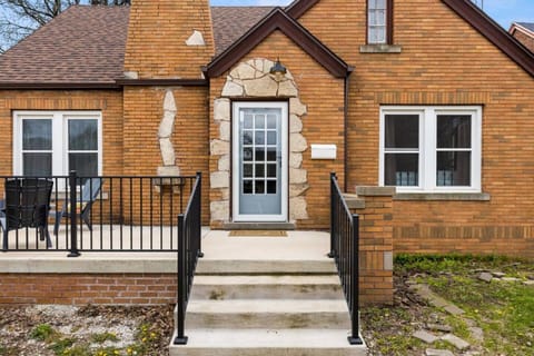 Tranquil 3 Bed Retreat Sleeps 7 House in Peoria