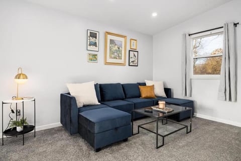 The Modern Elm Escape a cozy 2bd in the Heights House in Peoria