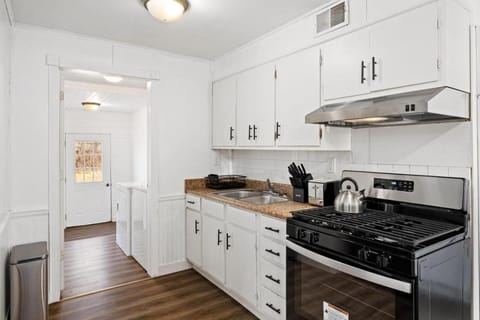 The Modern Elm Escape a cozy 2bd in the Heights House in Peoria