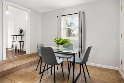 The Modern Elm Escape a cozy 2bd in the Heights House in Peoria