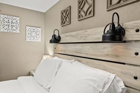 Peaceful 2BD 10 mins from DT Peoria Apartment in East Peoria