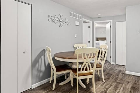 Peaceful 2BD 10 mins from DT Peoria Apartment in East Peoria