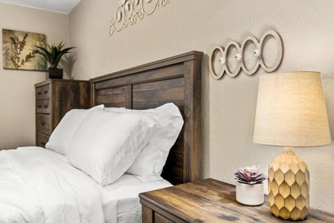 Peaceful 2BD 10 mins from DT Peoria Apartment in East Peoria