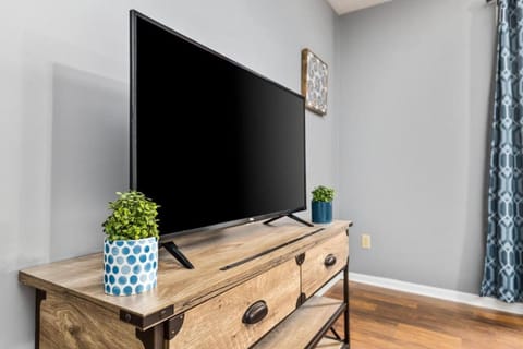 WOOD INN 2 Comfy 2BD close to DT Peoria House in East Peoria